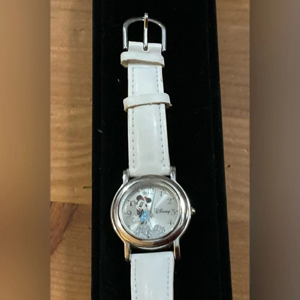 Disney: Woman’s Disney Minnie Mouse glitter floating hearts white wrist watch.